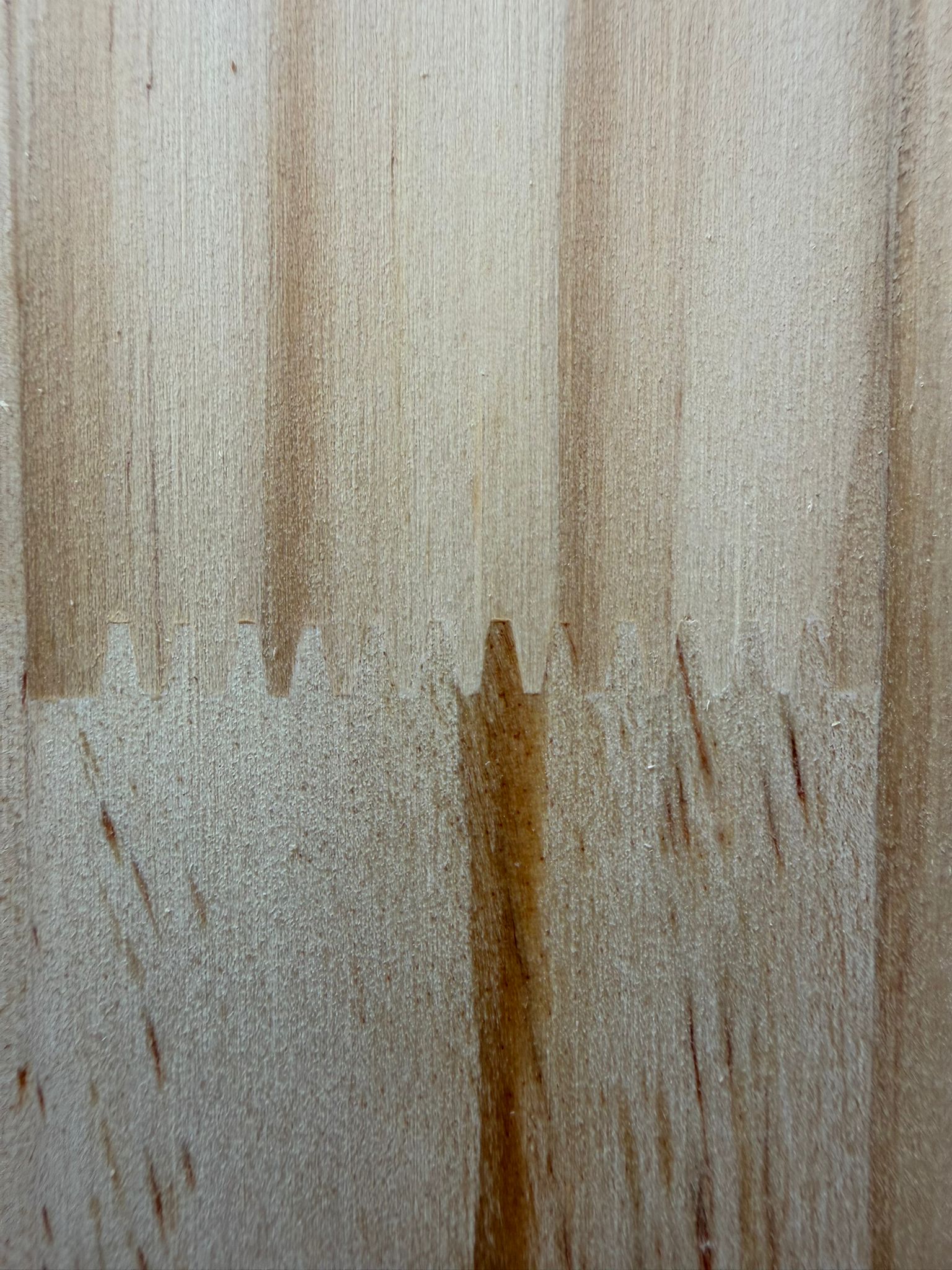 Detalle de unión finger-joint en pino Radiata